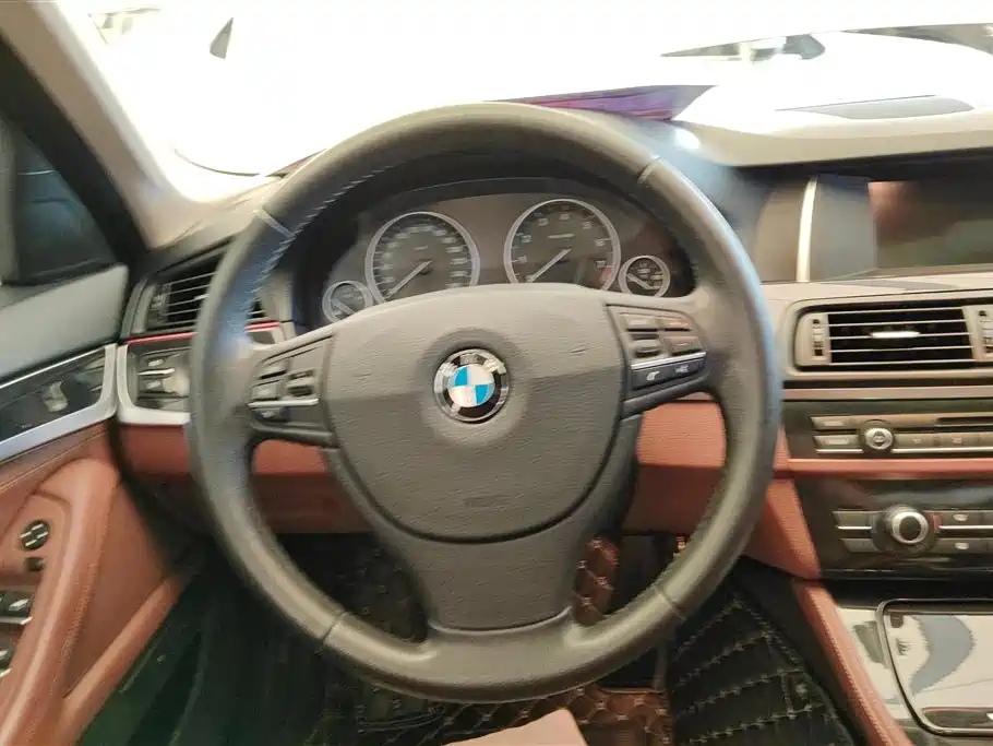 BMW 5 Series (Import) 2014 520i Classic фото 15