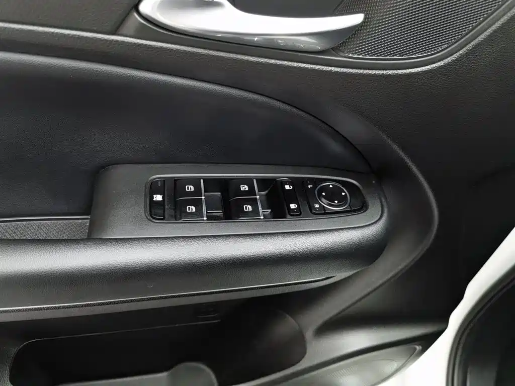 GAC Trumpchi Trumpchi M6 2021 270T DCT Luxury Edition (7-Seater) фото 9