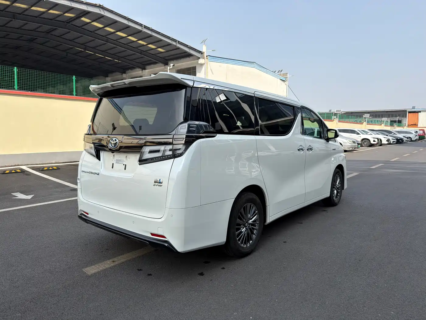Toyota Vellfire 2023 Crown Hybrid 2.5L HV Luxury фото 15
