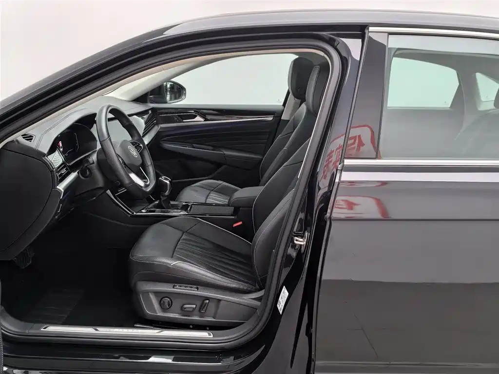 Volkswagen Passat 2023 330TSI Luxury Edition фото 10