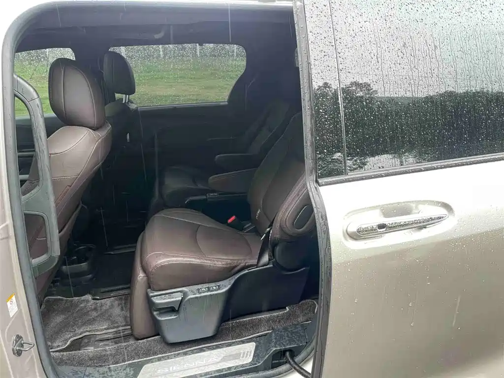 Toyota Sienna 2021 2.5L Hybrid Platinum Edition фото 7