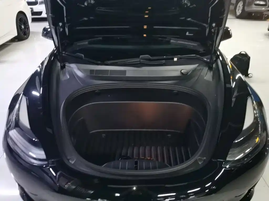 Фото 20 - Tesla Model 3