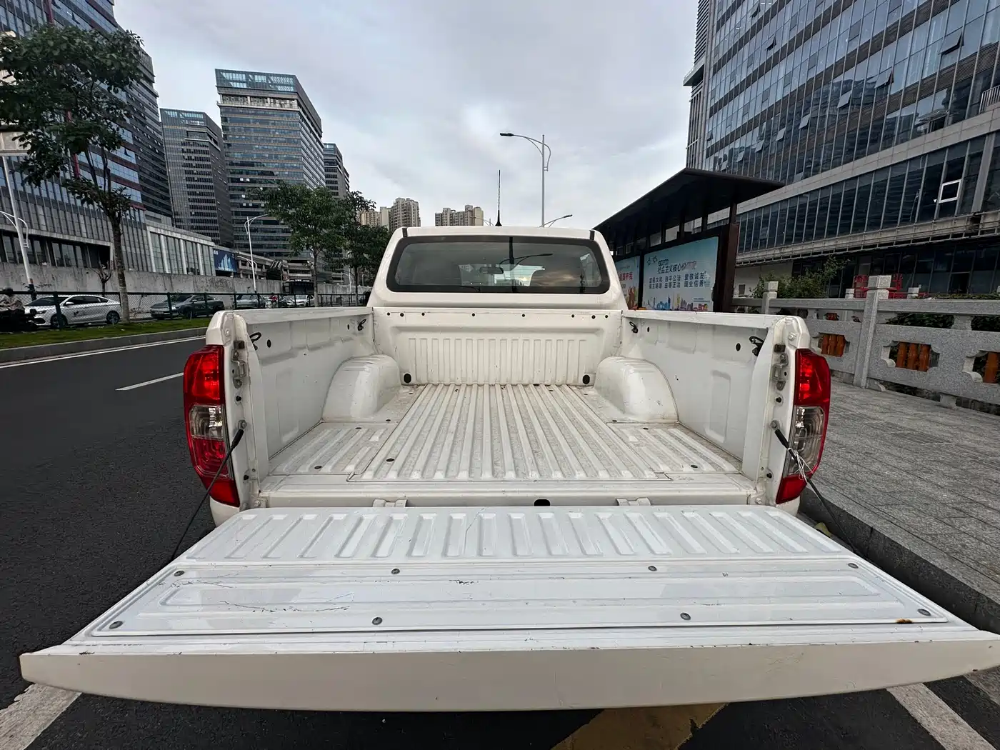 Nissan Navara 2018 2017 Model 2.5L Automatic 2WD Luxury QR25
