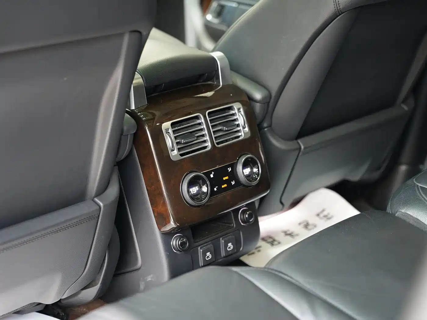 Land Rover Range Rover 2021 3.0 L6 Golden Age Edition фото 15