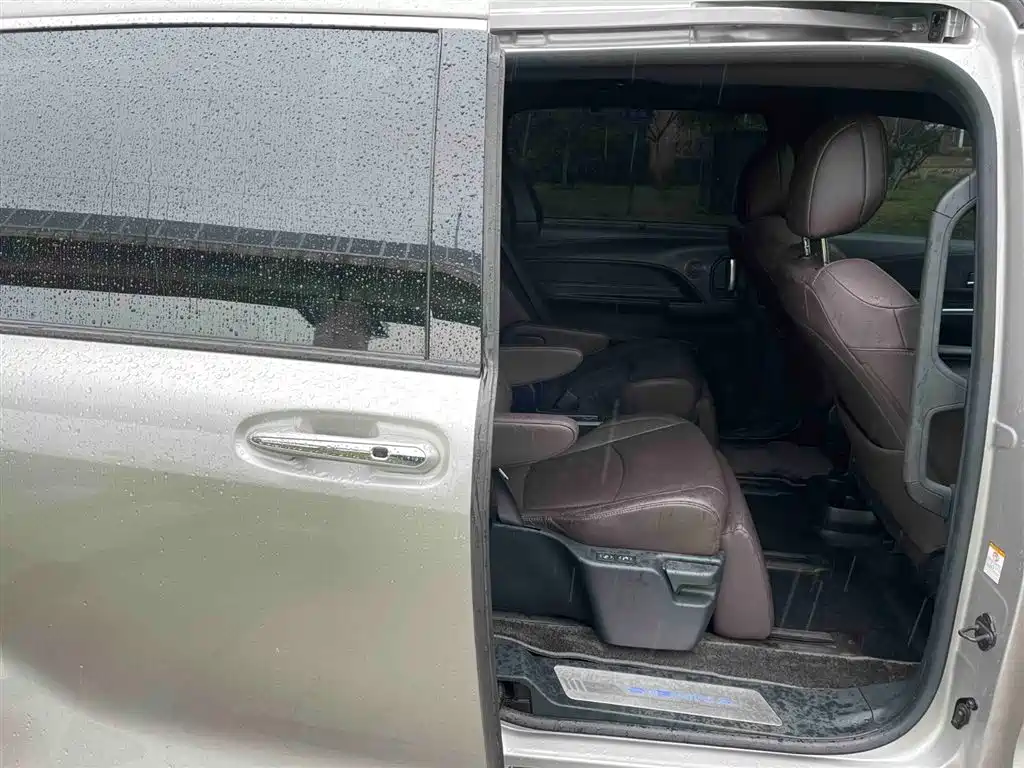 Toyota Sienna 2021 2.5L Hybrid Platinum Edition фото 8