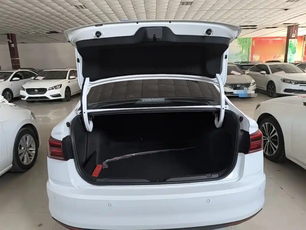 VOLKSWAGEN BORA