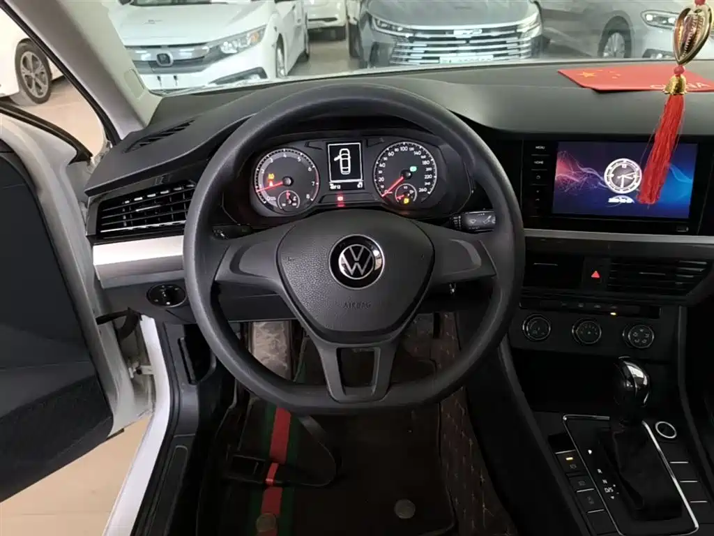 VOLKSWAGEN BORA