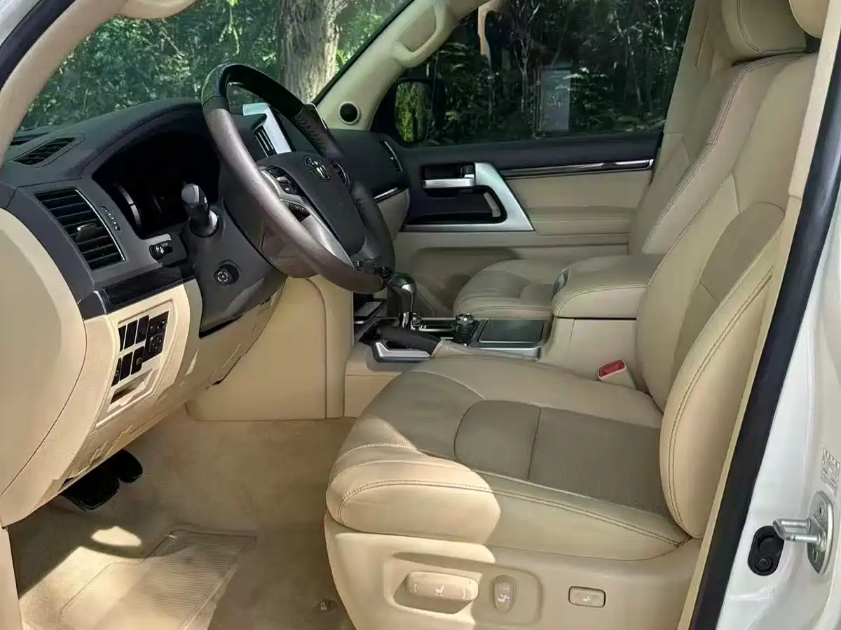 Toyota Land Cruiser 2016 4.0L Automatic VX-R фото 9
