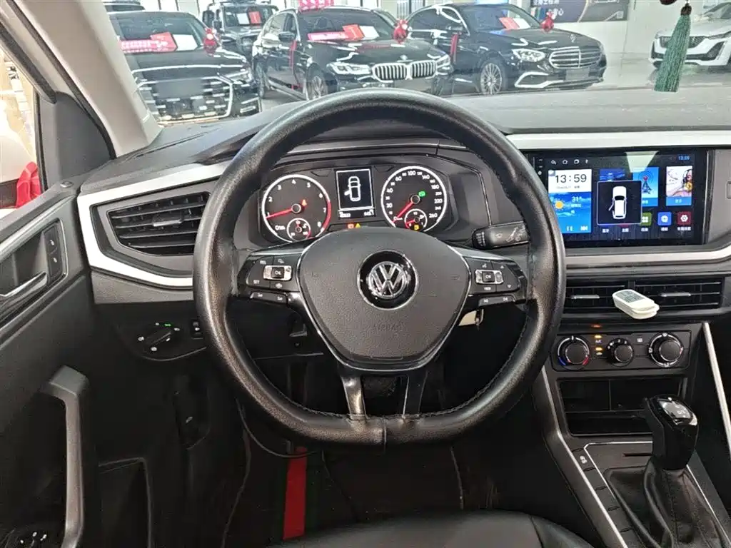 VOLKSWAGEN POLO