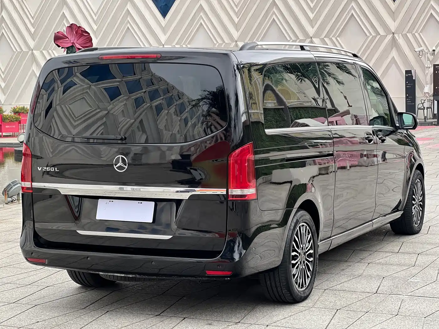 Mercedes-Benz V-Class 2017 Model V 260 L Premium Extended Edition фото 6