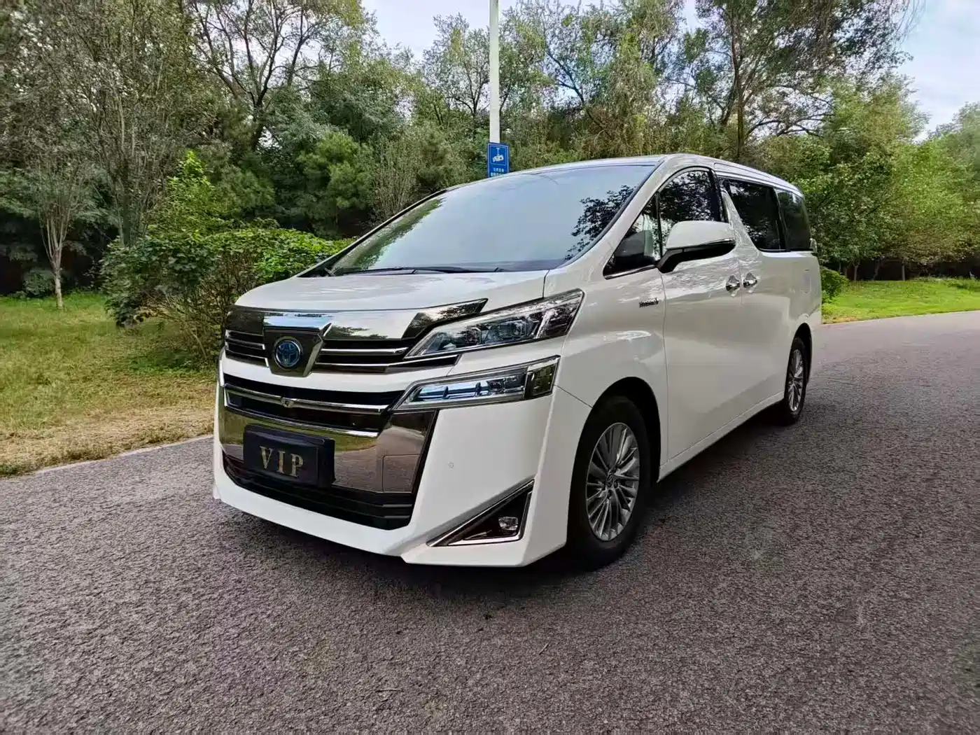 Toyota Vellfire 2020 Twin Engine 2.5L HV Premium Edition фото 3