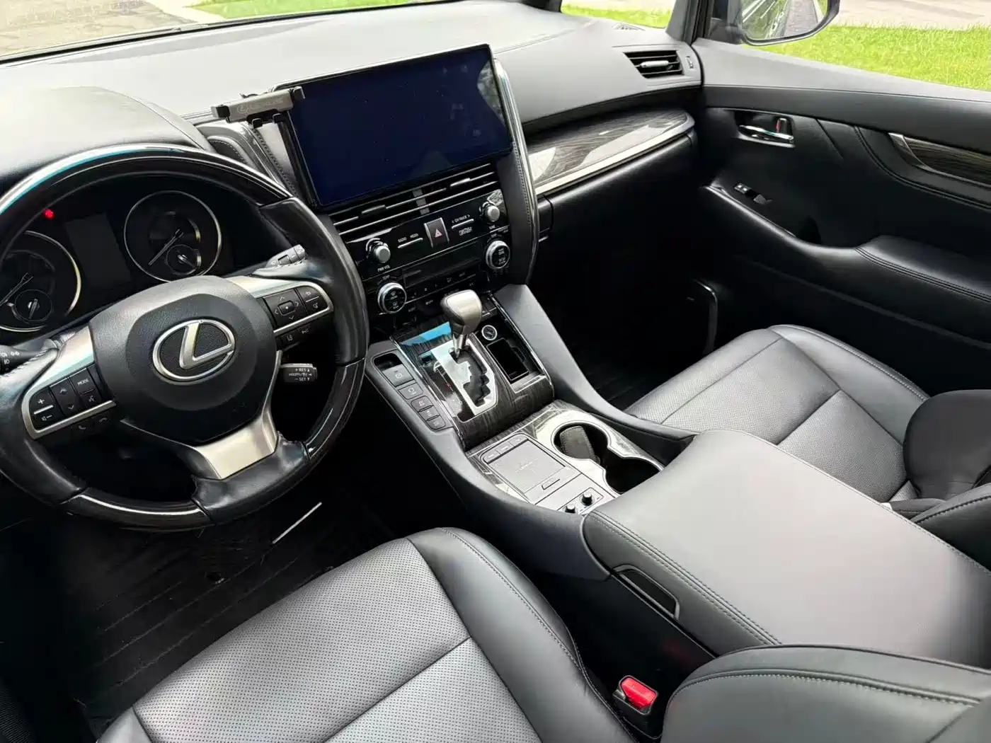 Lexus LM 2020 300h Seven-Seater Elegance Edition фото 6
