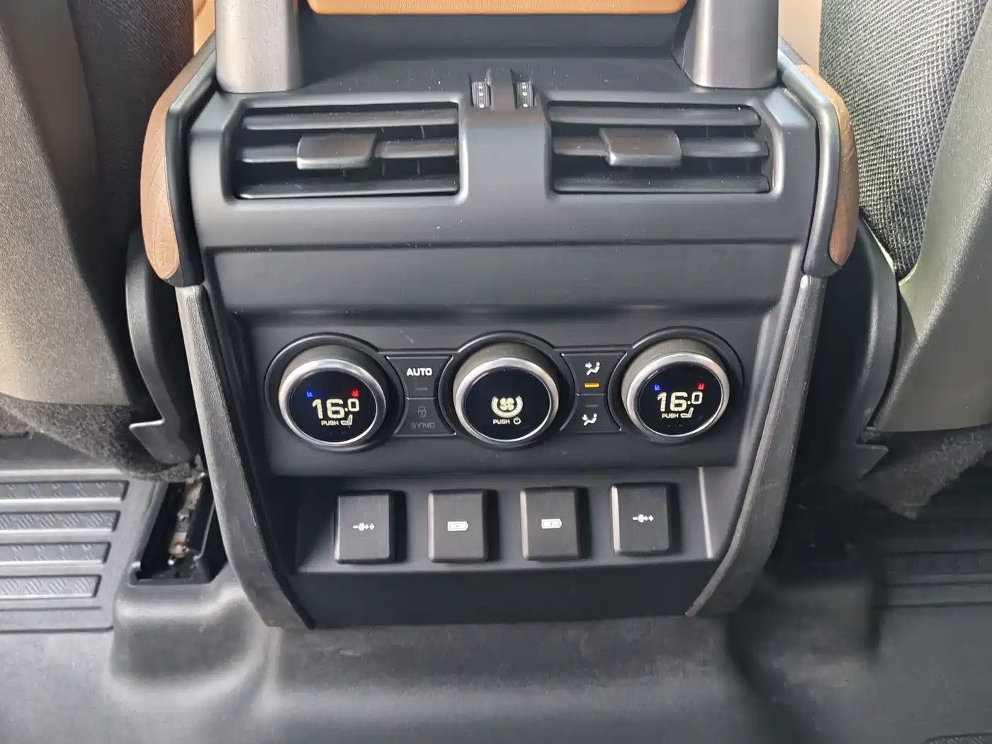 Фото 9 - Land Rover Defender
