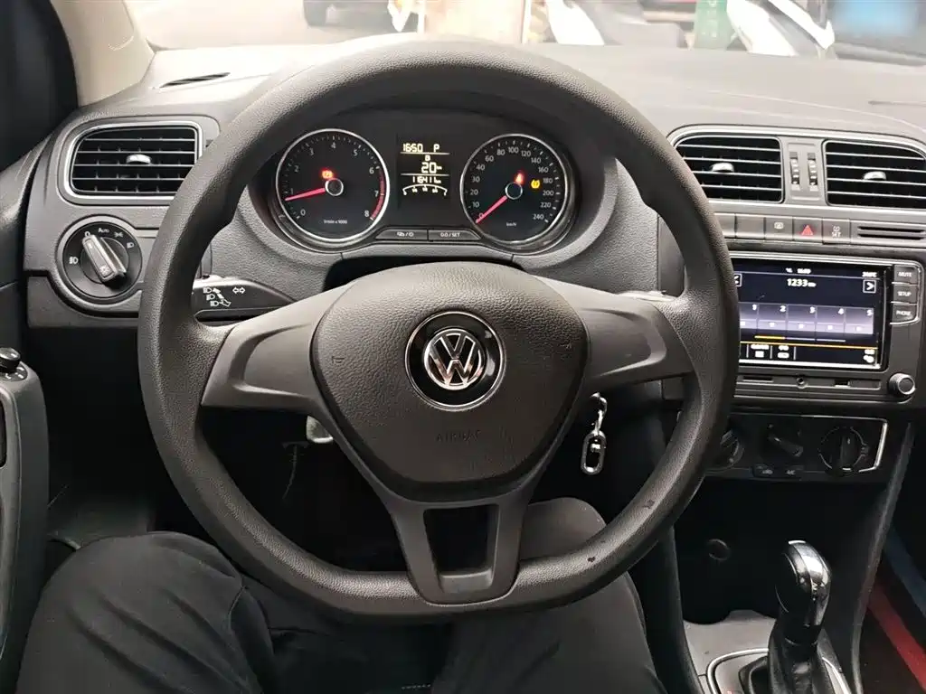 Volkswagen Polo 2014 1.6L Automatic Comfort Edition фото 11