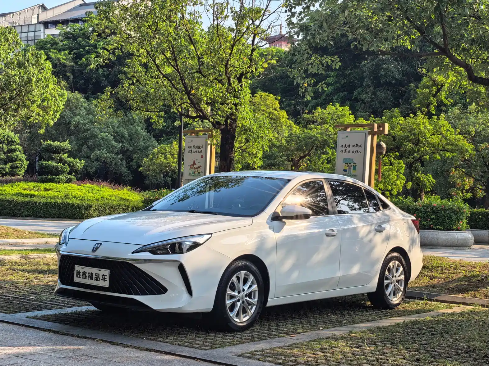 Фото 1 - Roewe i5