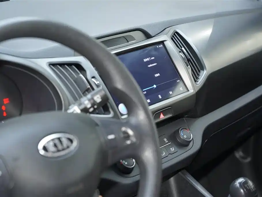 Kia Sportage 2012 2.0L Manual 2WD GL фото 12
