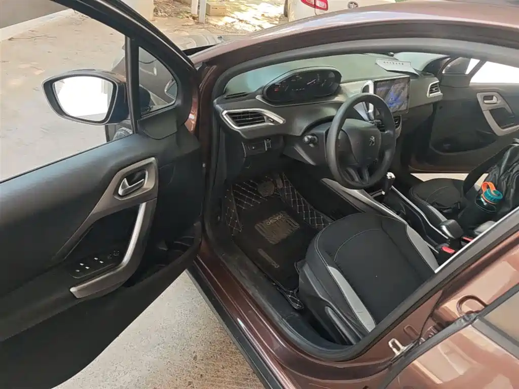 Peugeot 2008 2014 1.6L Automatic Trend Edition фото 16