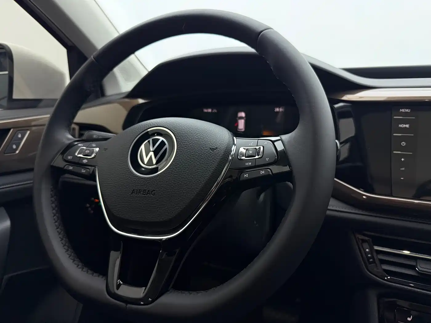 Volkswagen Tharu 2022 280TSI FWD Luxury Edition фото 14