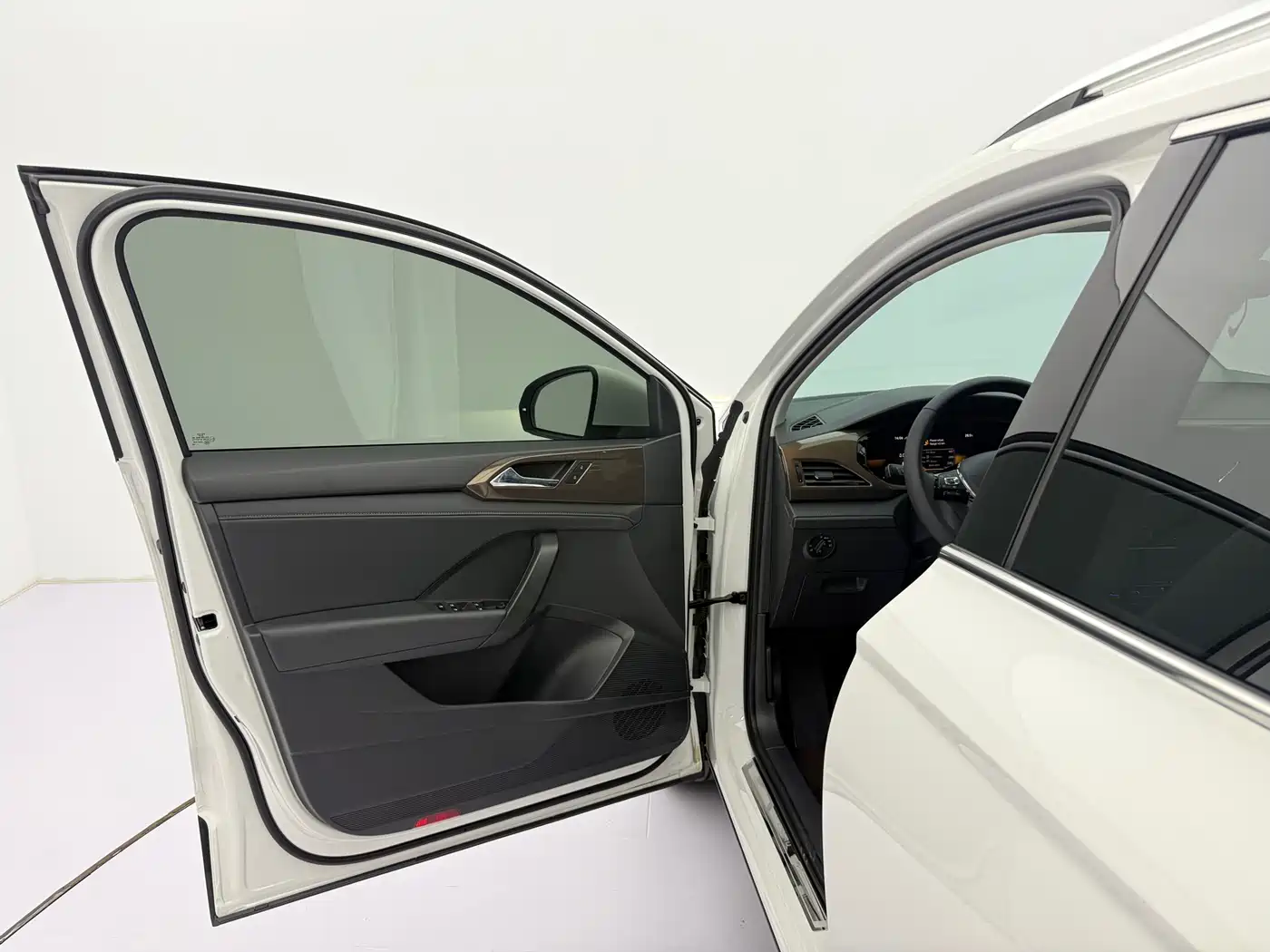 Volkswagen Tharu 2022 280TSI FWD Luxury Edition фото 17
