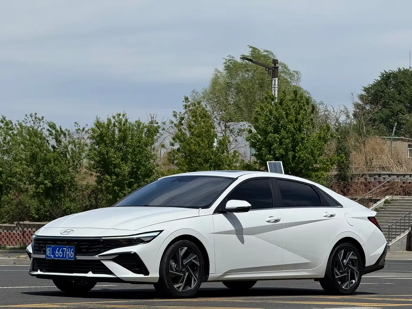 Hyundai Elantra 2023 Model 1.5L CVT LUX Premium Edition фото 3