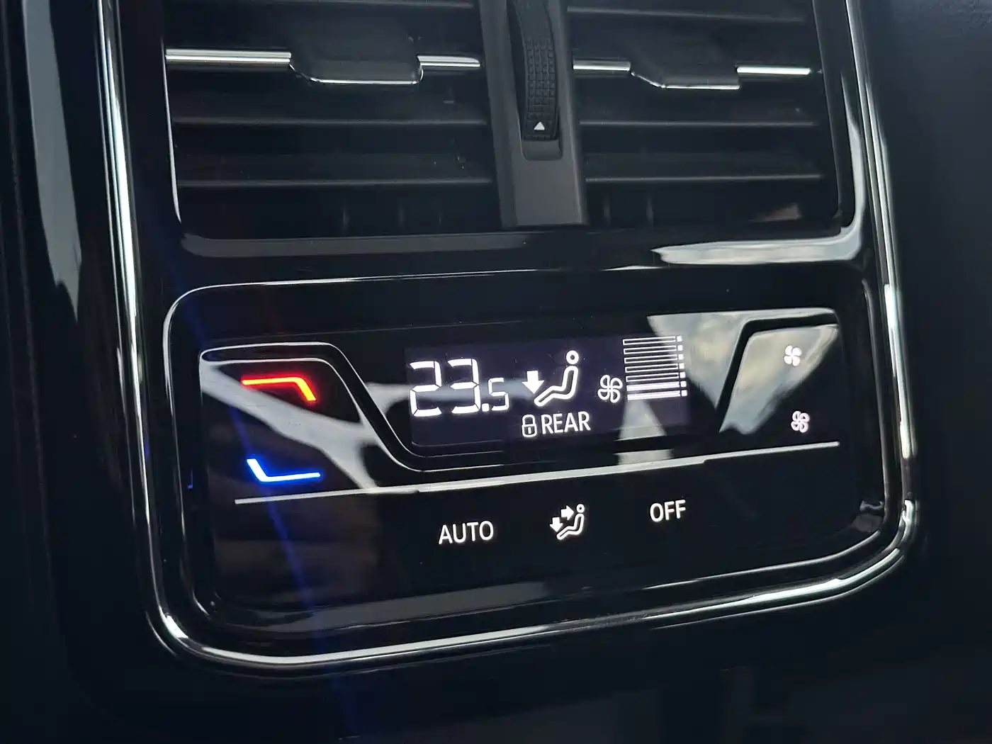 Volkswagen Passat 2023 330TSI Luxury Edition фото 10
