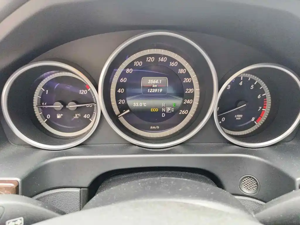 Фото 4 - Mercedes-Benz E-Class