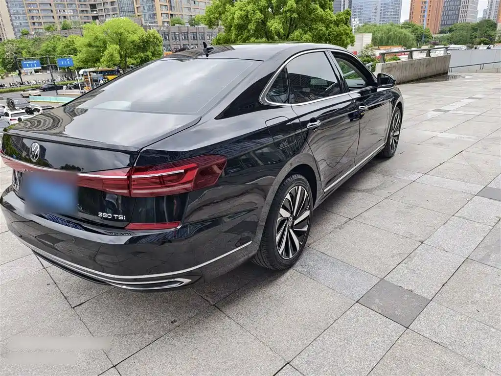 Volkswagen Passat 2024 380TSI Luxury фото 13