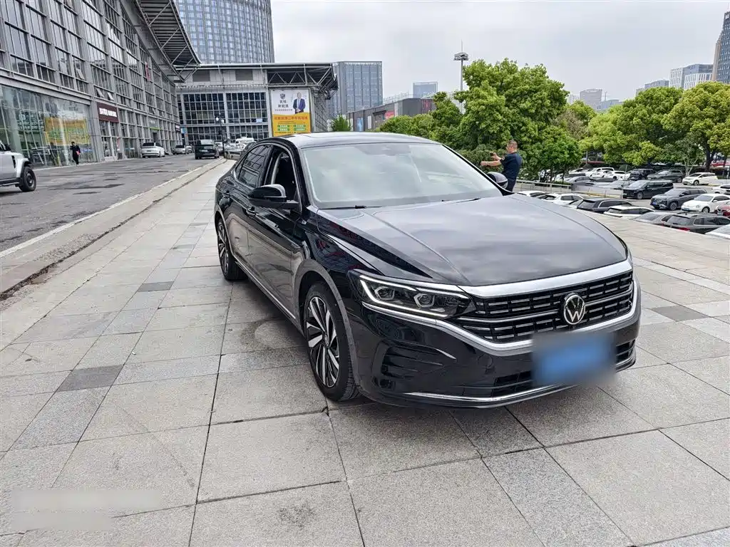 Volkswagen Passat 2024 380TSI Luxury фото 8