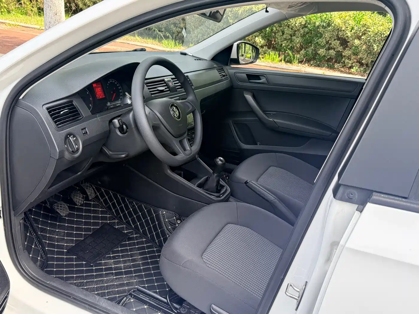 Volkswagen Santana 2016 1.6L Manual Trend Edition фото 7