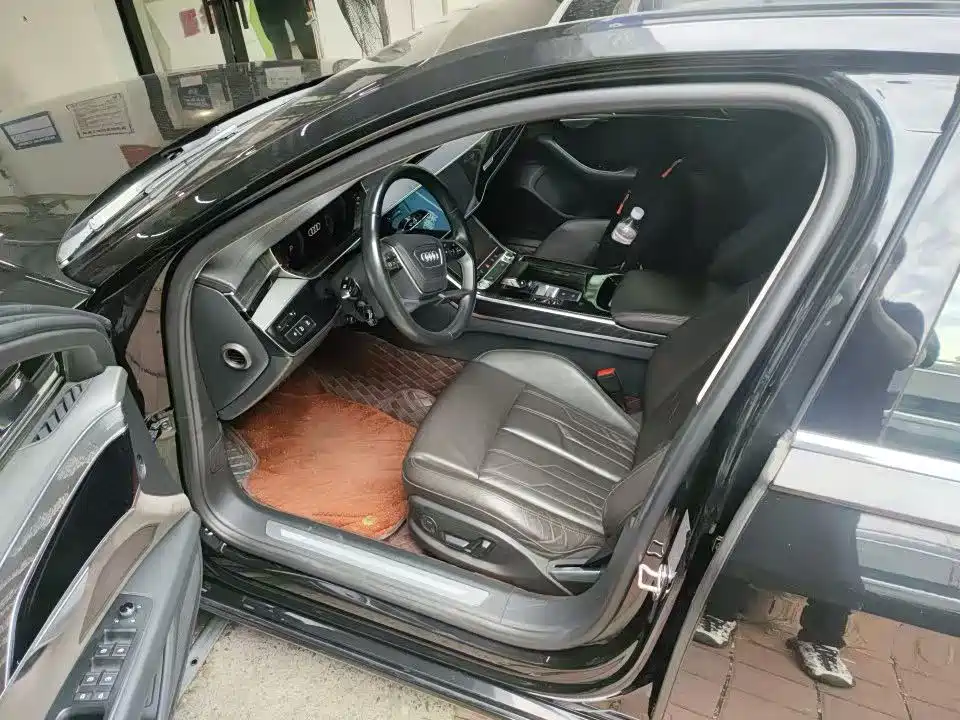 Photo 5 - Audi A8