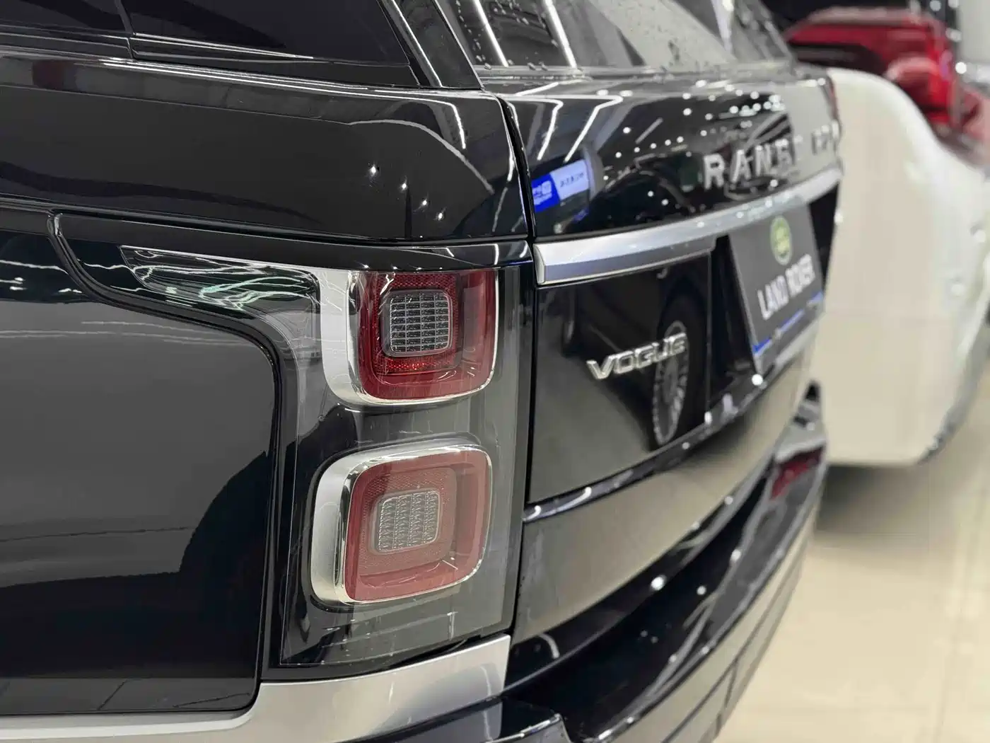 Land Rover Range Rover 2021 3.0 L6 Heritage Edition фото 8