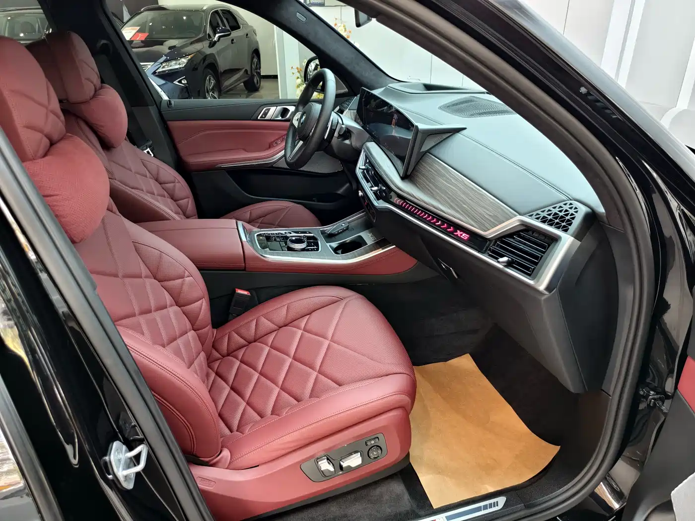 BMW X5 2025 Model xDrive 40Li M Sport Blackout Package фото 4