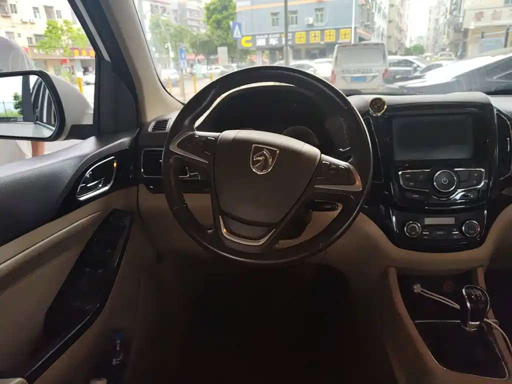 Baojun 730 2015 2014 1.5L Manual Luxury Navigation ESP Edition 7-Seater