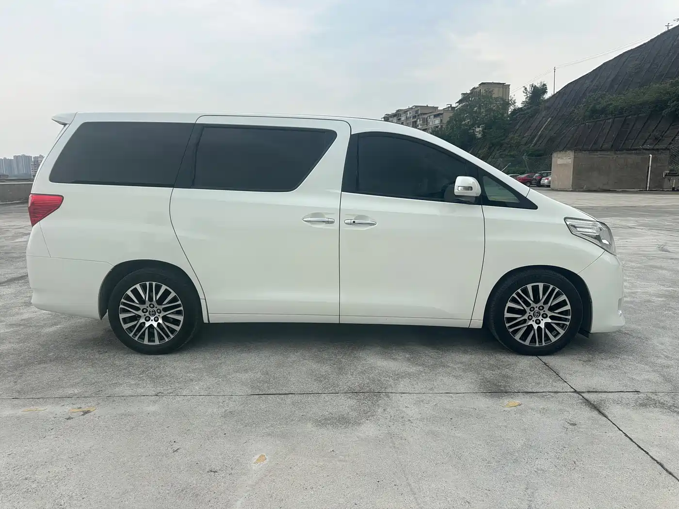 Toyota Alphard 2012 3.5L Luxury Edition фото 8