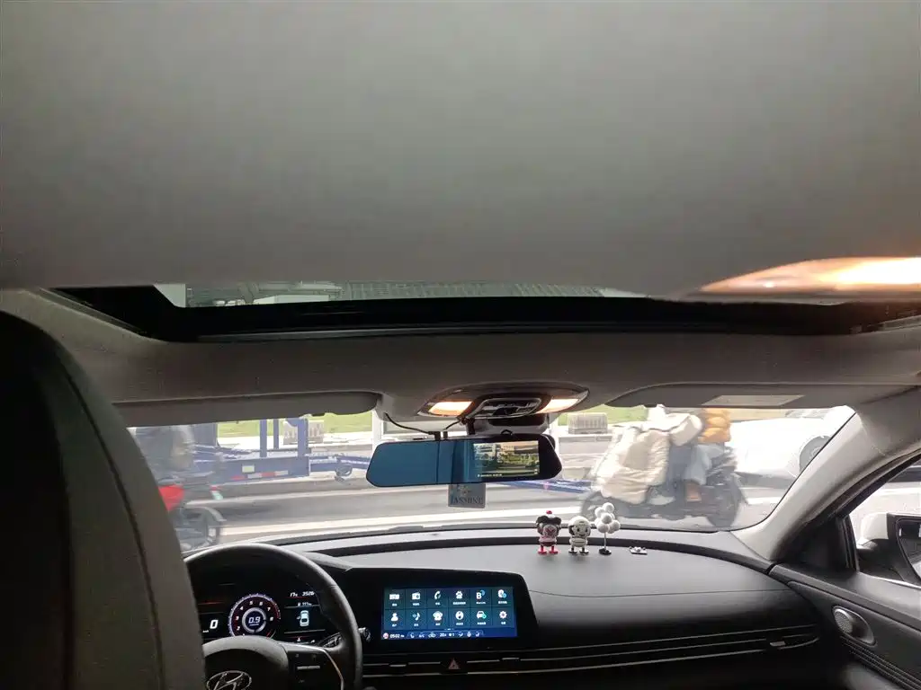 Hyundai Elantra 2021 1.5L CVT LUX Premium Edition фото 9