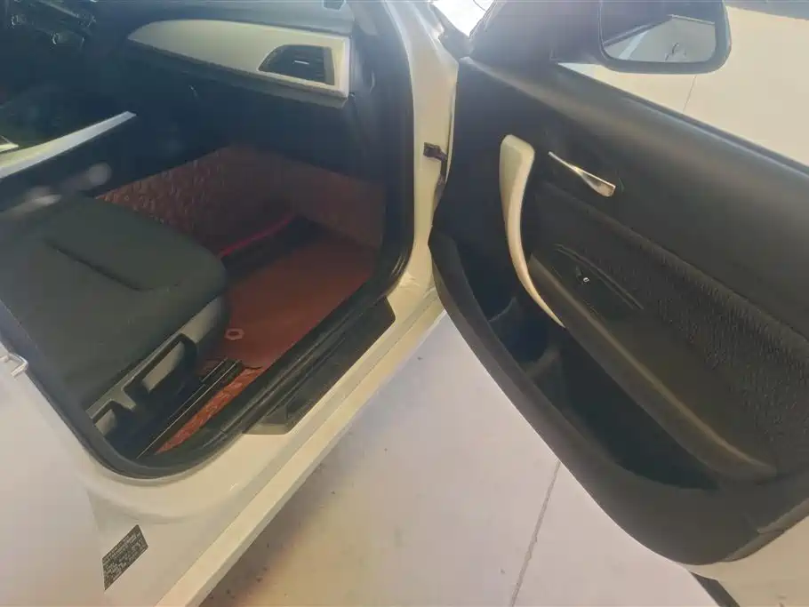BMW 1 Series (Import) 2016 118i Leading фото 8