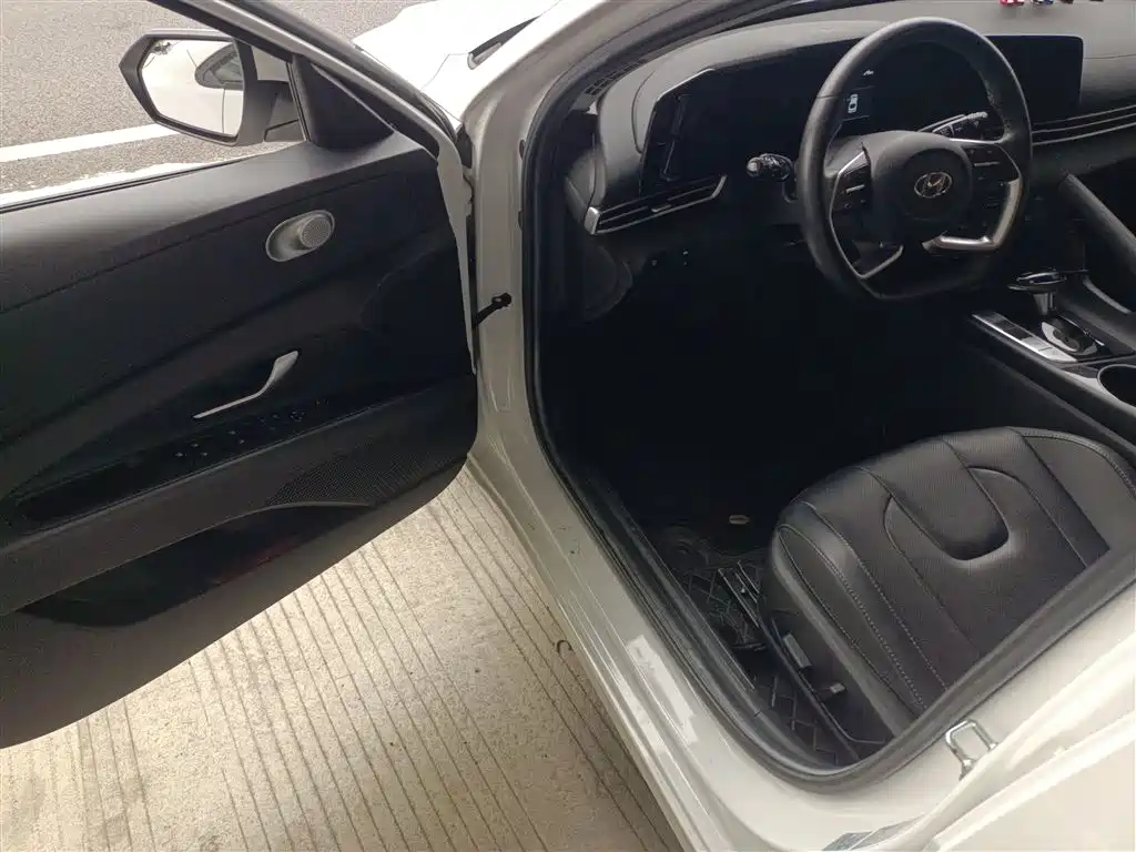 Hyundai Elantra 2021 1.5L CVT LUX Premium Edition фото 14