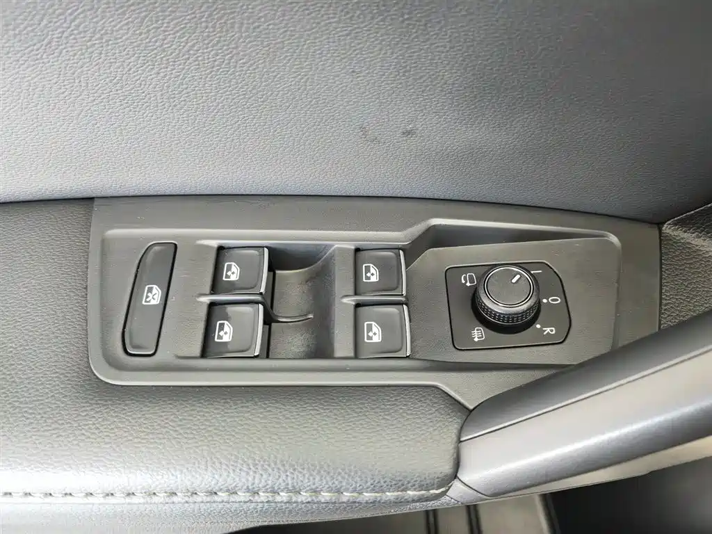 Volkswagen Tiguan L 2017 330TSI Automatic 2WD Comfort Edition фото 9