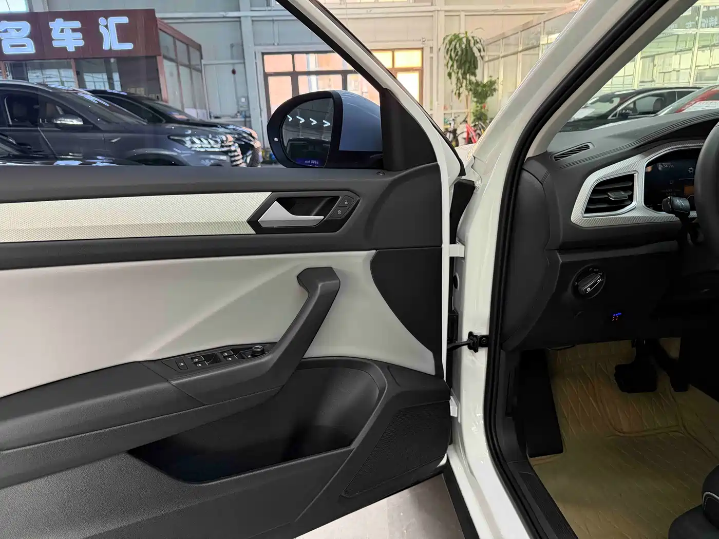 Volkswagen T-ROC 2023 280TSI DSG 2WD Time Edition фото 9