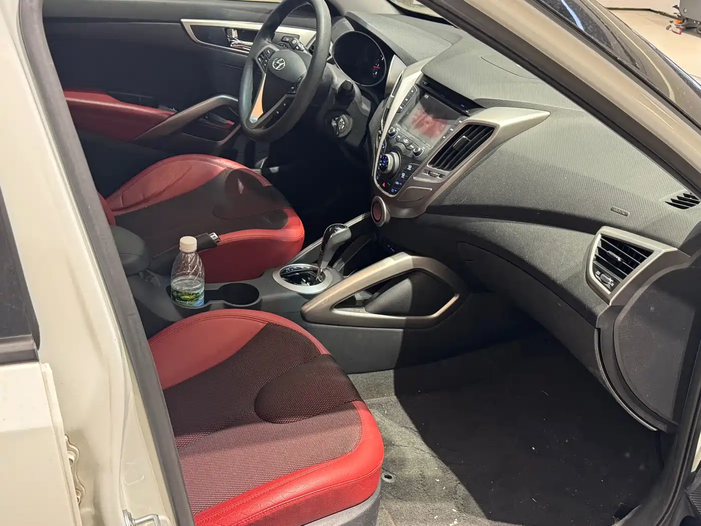 Hyundai Veloster 2012 1.6T Automatic Luxury фото 15