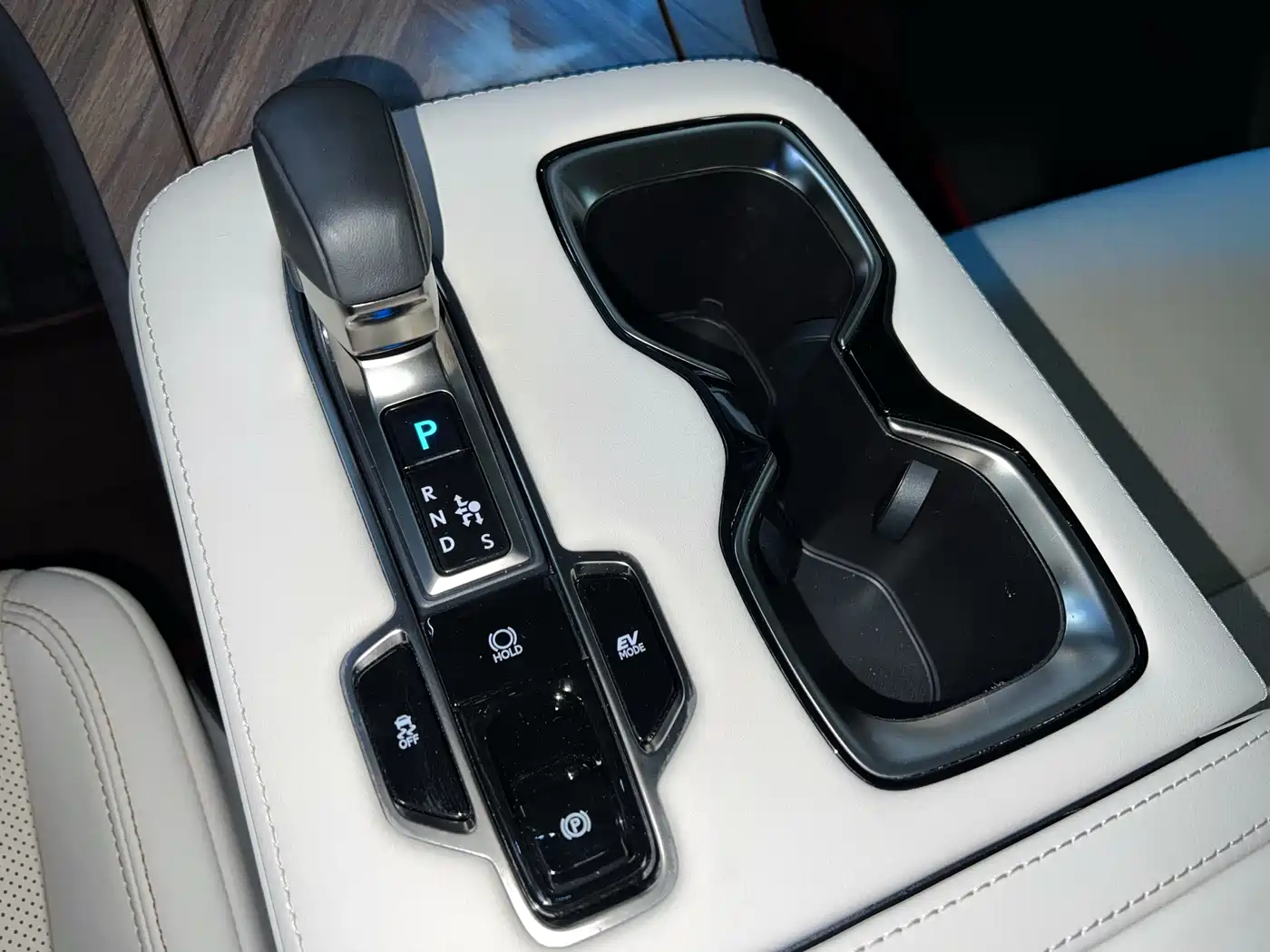 Lexus LM 2025 Model 500h Six-Seater Prestige Edition фото 13
