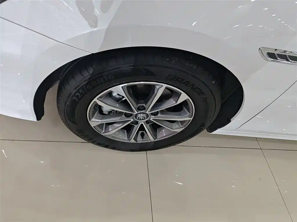 BYD Qin PLUS 2024 Glory Edition DM-i 55KM Leading фото 23
