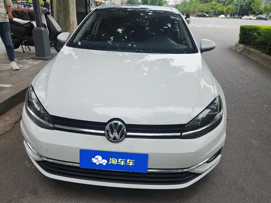 Volkswagen Golf 2020 Beloved Edition 200TSI DSG Comfort фото 2