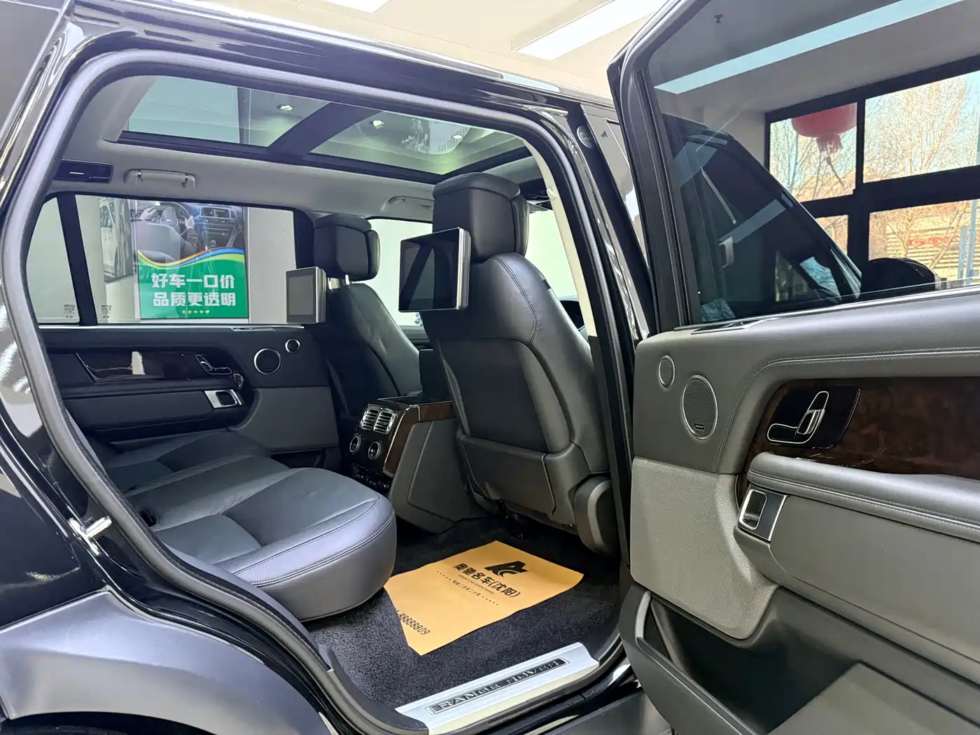 Land Rover Range Rover 2022 3.0 L6 400PS Heritage Extended Classic Edition фото 11