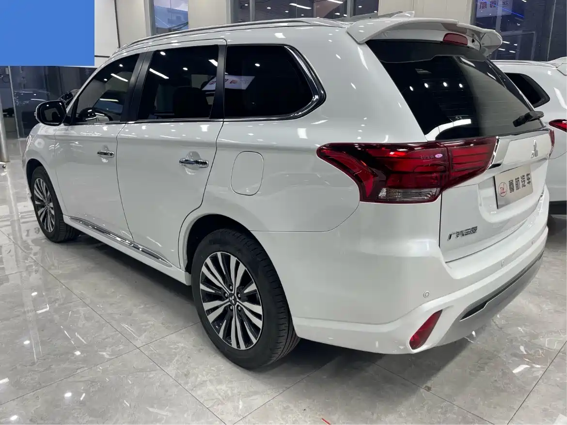 MITSUBISHI OUTLANDER