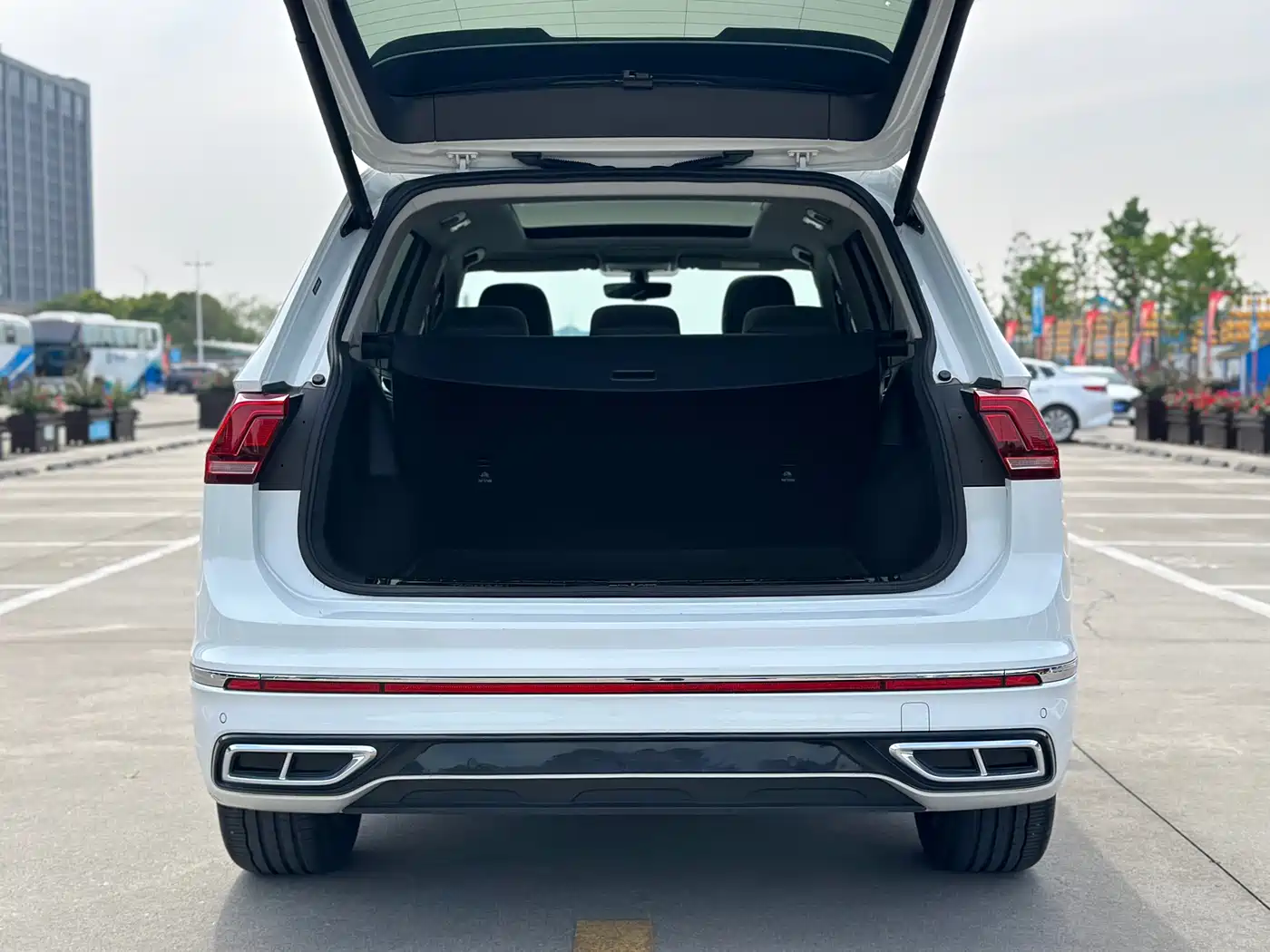 Volkswagen Tiguan L 2024 Outstanding 330TSI Auto 2WD R-Line Dragon Glory Edition фото 18