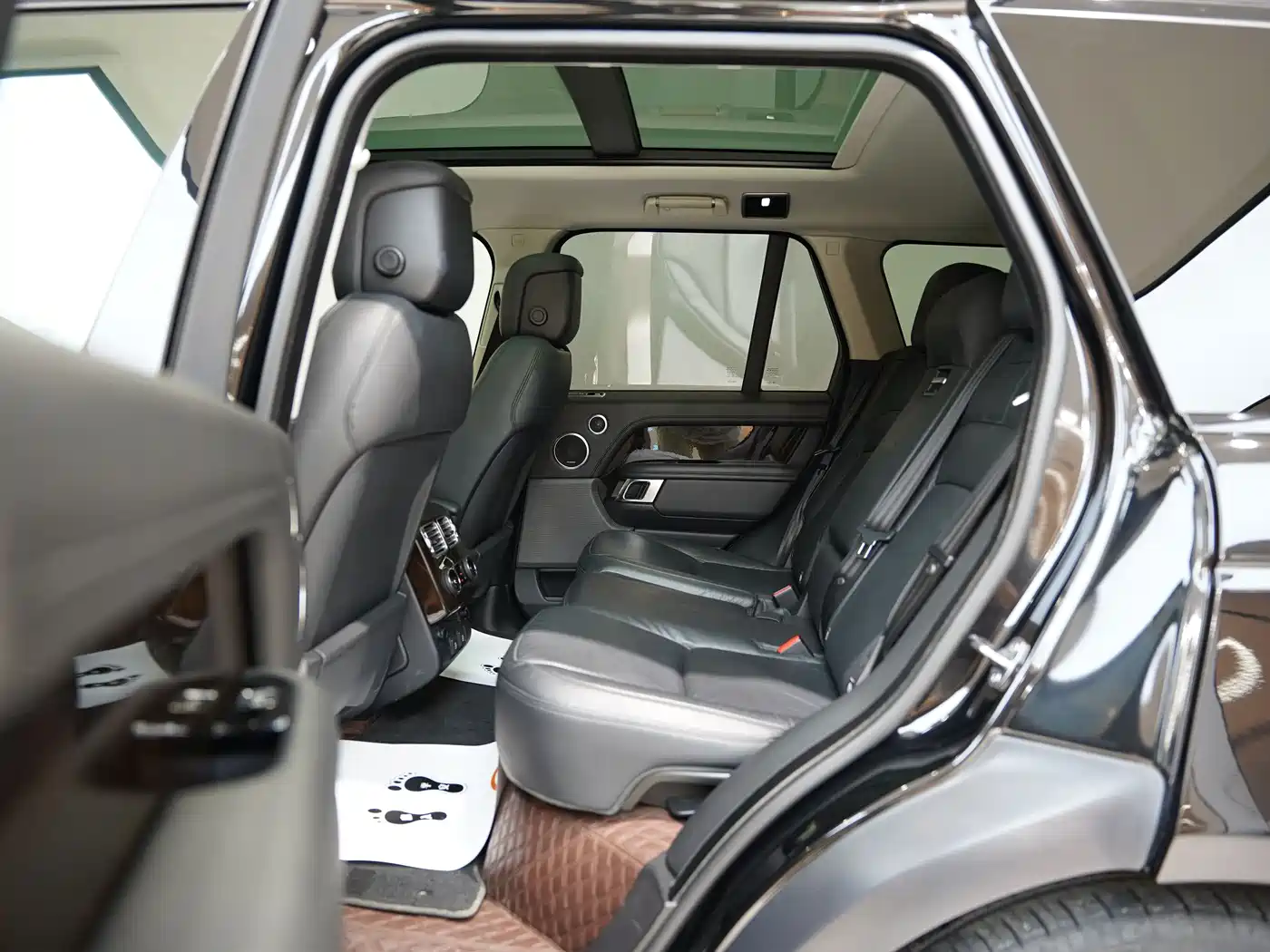 Land Rover Range Rover 2021 3.0 L6 Golden Age Edition фото 14