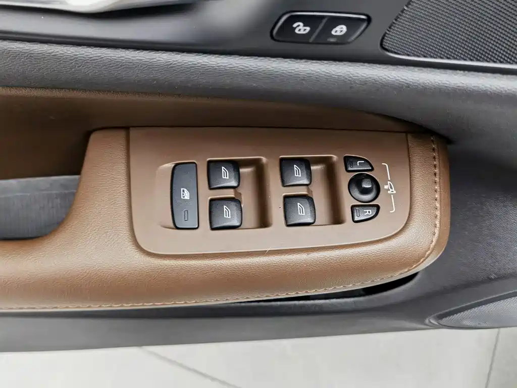 Фото 9 - Volvo S60