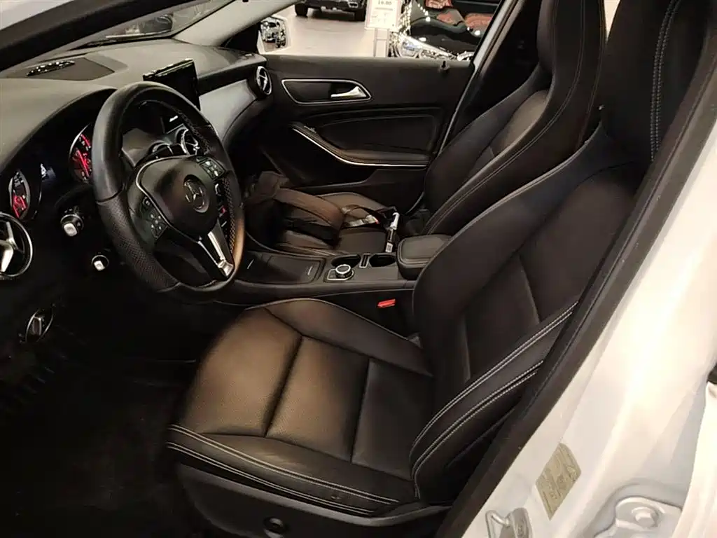 Mercedes-Benz GLA 2015 GLA 200 Dynamic фото 15