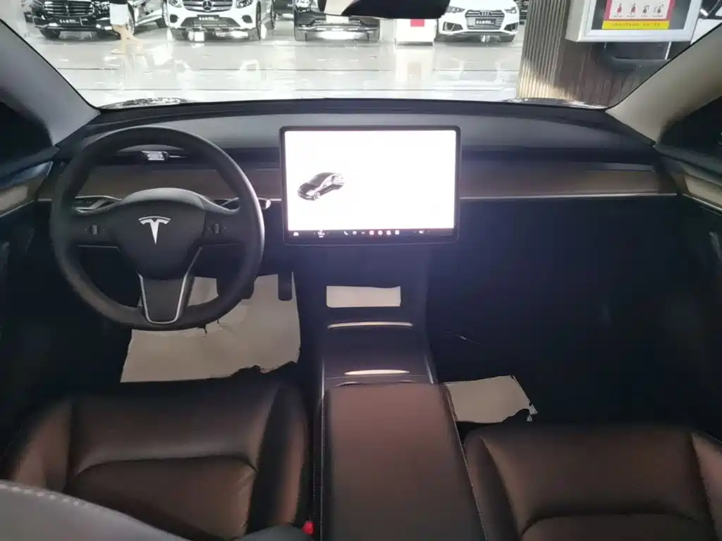 Фото 10 - Tesla Model 3